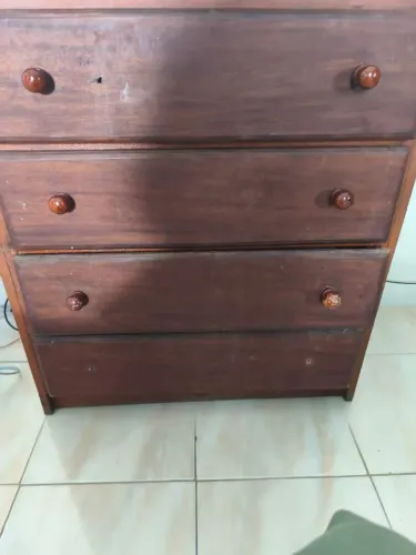 Cômoda com quatro gavetas