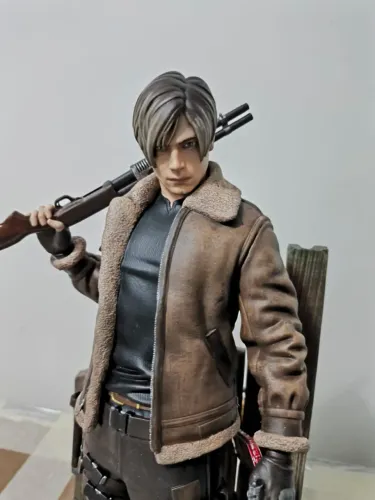 Leon S Kennedy de Resident Evil 4 em resina, escala 1/6.