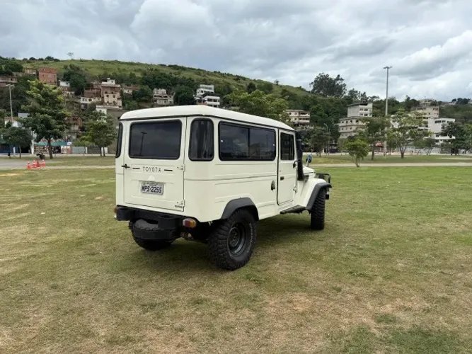 Toyota Band.Jipe Cap.de Aço Chas. Longo Diesel 1985