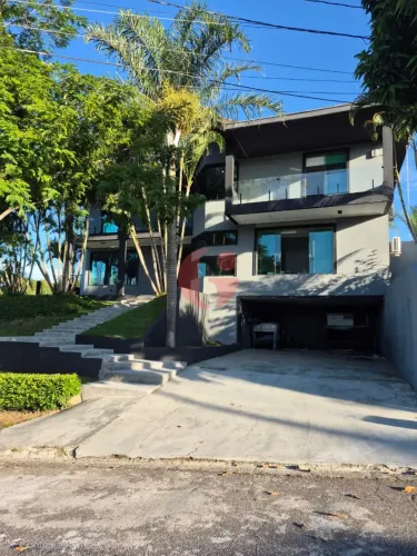 Sobrado em condomínio para venda e locação com 4 quartos sendo 4 suítes - 460,00m² no Urba