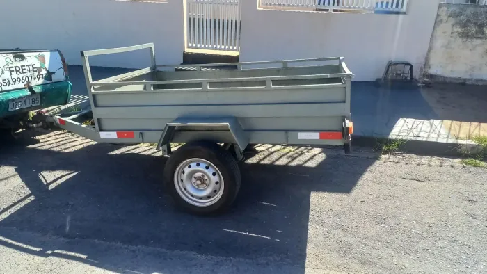 Carretinha de 1.20 por 1.80 com 2 pneus bons, estrutura reforçada, parcelo com a taxinha.