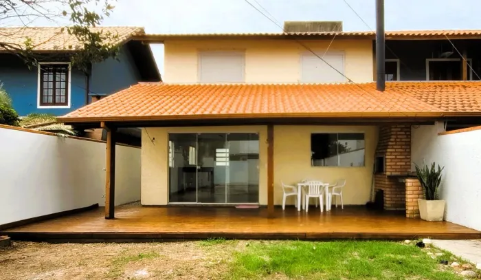 Alugo casa semi mobiliada de 2 suítes a 150 metros da praia no Rio Tavares
