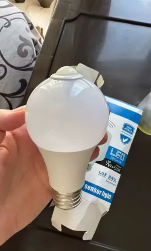 Lâmpada LED Inteligente Com Sensor De Movimento E Presença
