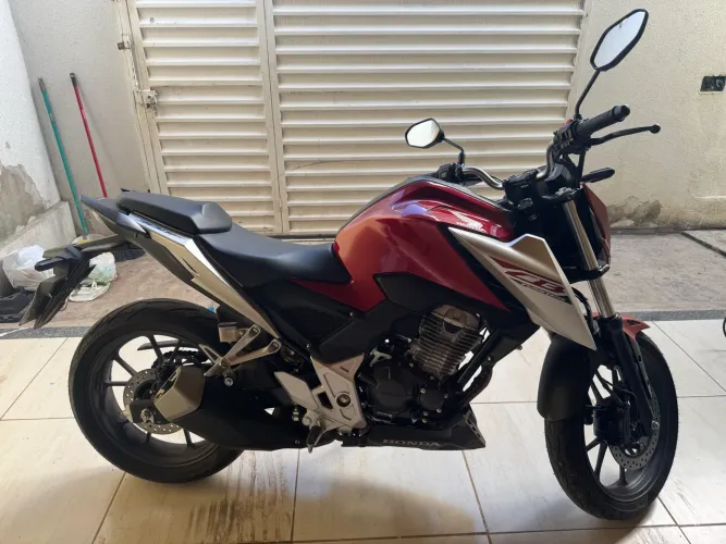 CB 300 com apenas 1.844 km 