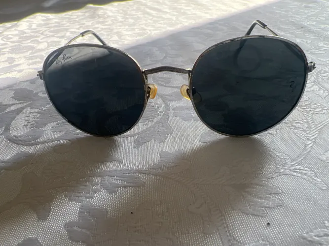 óculos de sol Ray-Ban Kai (modelo RB3757) armações em metal e lentes em formato oval.