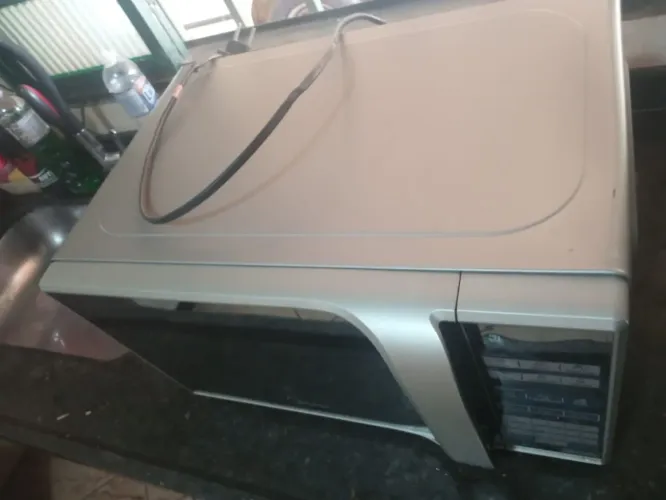 Microondas Midea 20 litros funcionando frente espelhadas