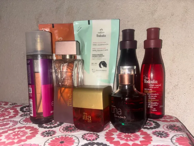 Kit com perfumes/body splashes e 2 refis de condicionador natura(aceito negociações)
