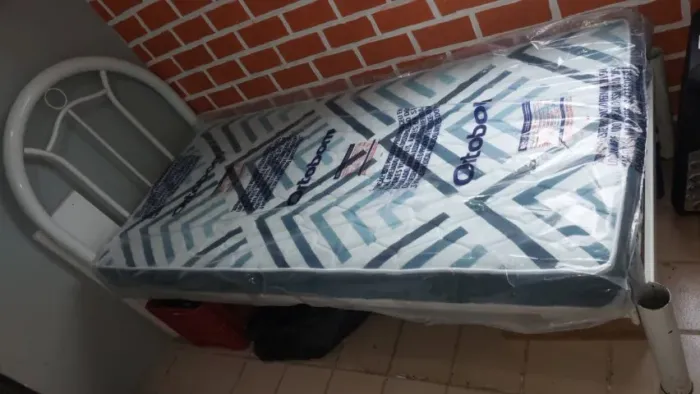 Cama de solteiro de metal