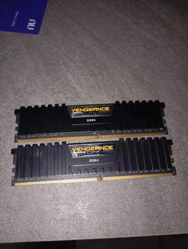 2 pente de 8gb memória ram 2666mhz DDR4 semi nova