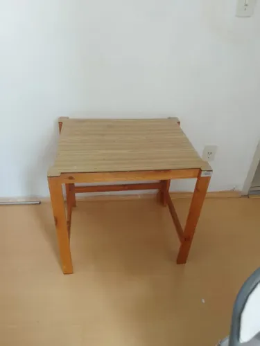 Mesa escolar de madeira
