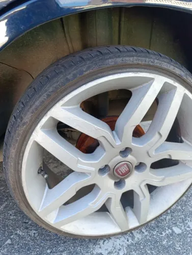 Vende se roda 17 com pneus ! Apenas 1 precisa de reforma está um pouco torta aceito troca