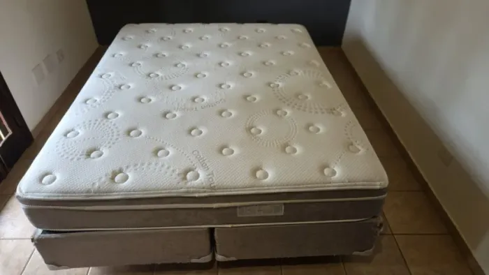 Cama BOX QUEEN com molas ensacadas