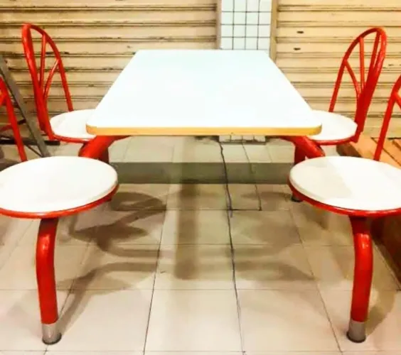 Jogo de mesa com bancos acoplados (usada)
