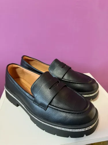 Vendo Mocassim Preto com Sola Tratorada e Detalhe em Strass (Nº 36)