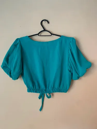 Blusa verde estilo cropped 