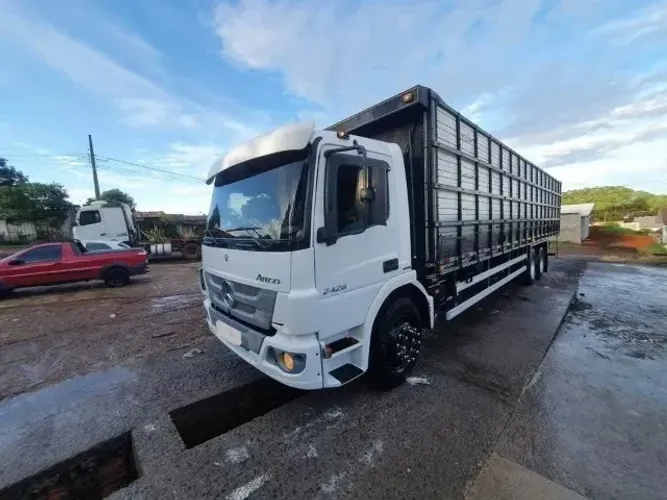 Mercedes-Benz Atego 2426 Truck 6x2 Boiadeiro - Ano 2013