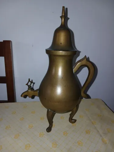 Samovar antigo em metal dourado