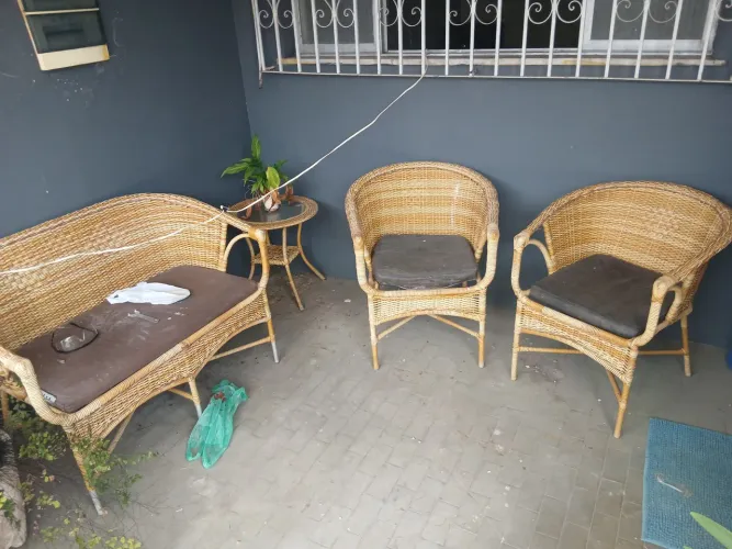 Cadeiras de pátio  com a mesa 