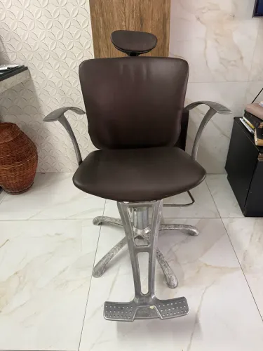 Cadeira de cabeleireiro reclinável hidráulica modelo Lúmia da marca Dompel