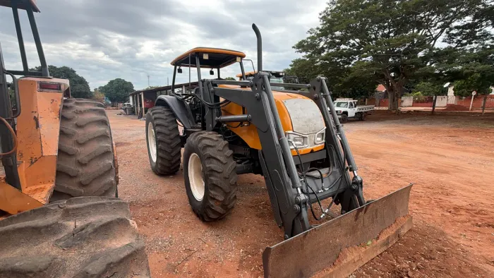 Trator Valtra bm 110 com lâmina e concha kit super redutor