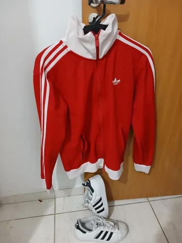 Jaqueta adidas e tênis adidas