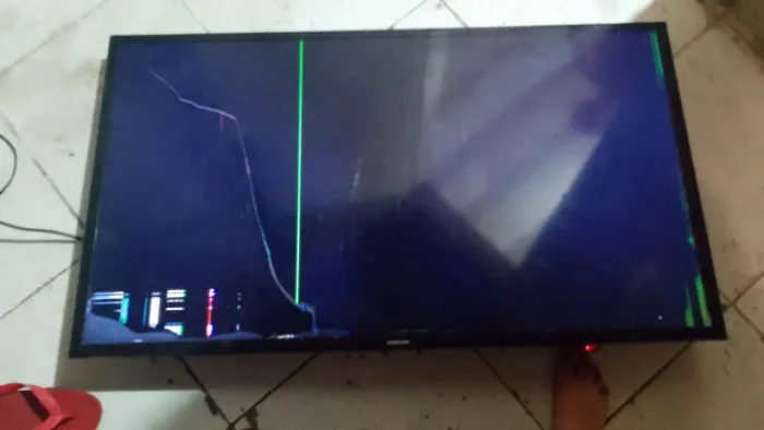 : Smart TV Samsung 40" UN40J5200AG - Para Retirada de Peças (Tela Quebrada)