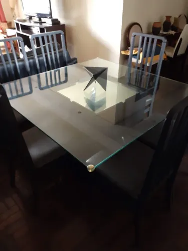 Mesa de Jantar com base de madeira com detalhes em espelho e tampão de vidro de 10 ml