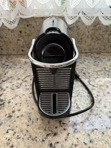 Cafeteira Nespresso Pixie 110V + Kit de Cápsulas Reutilizáveis e Brindes