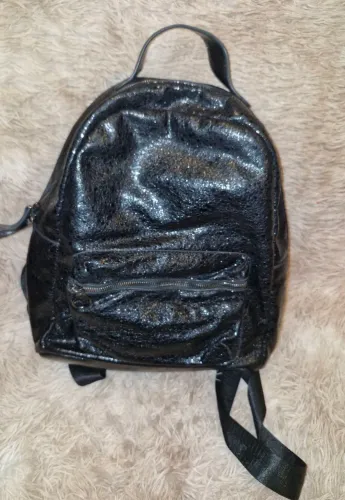 Mochila preta em courino com leve brilho prateado