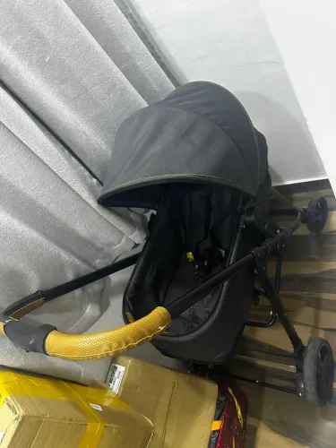 Carrinho de bebê e bebê conforto