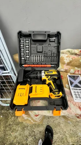 Parafusadeira e Furadeira 21v 2 Baterias (nova)
