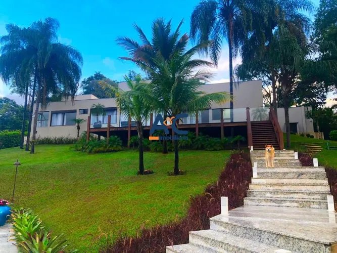 Belíssima casa no Condomínio Amendoeiras