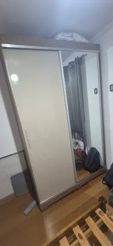 Guarda roupas de solteiro com espelho