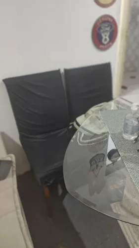 Mesa com vidro temperado pé de mármore mais quatro cadeiras