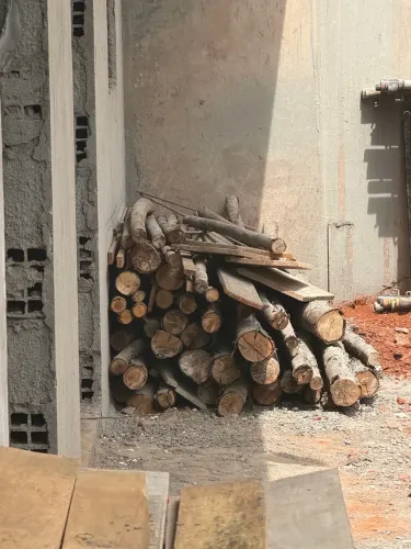 Escoras e tábuas para construção