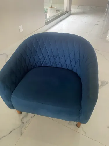 Vendo duas poltronas e um puff baú semi novos