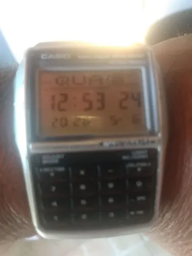 Um lindo relógio Cássio ilumination calculadora 