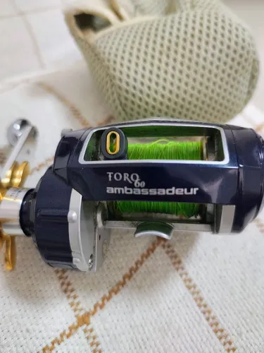 Carretilha Abu Garcia Revo Toro Winch 60 - Perfil Baixo (Direita) - Impecável