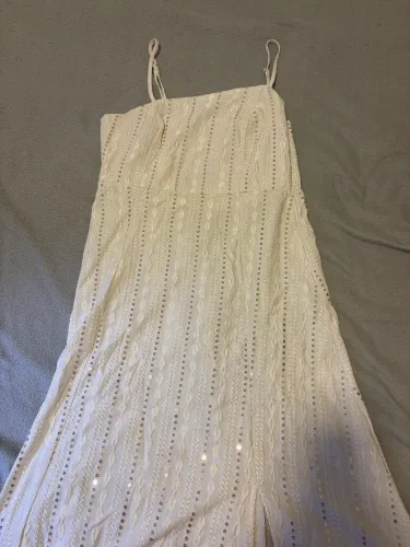 VESTIDO DOURADO COM FENDA