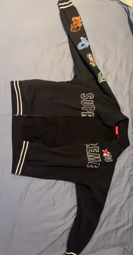 casaco supreme mascots zip up, coleção spring/summer 2026, na cor preta. Nunca usado