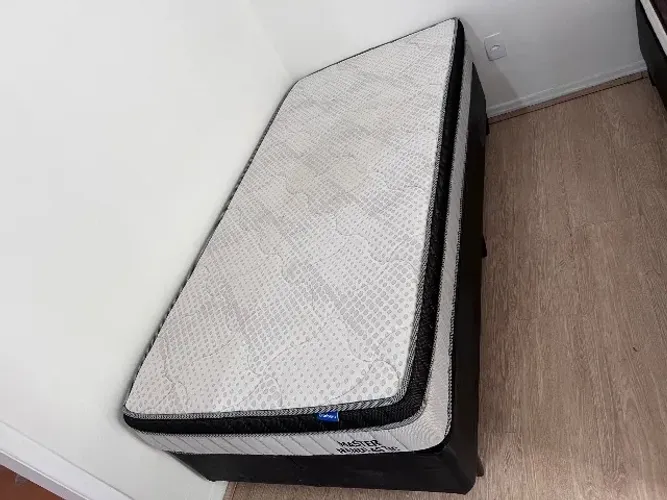 Cama de solteiro com colchao de molas ensacadas- pouco uso. Valor 600 reais.