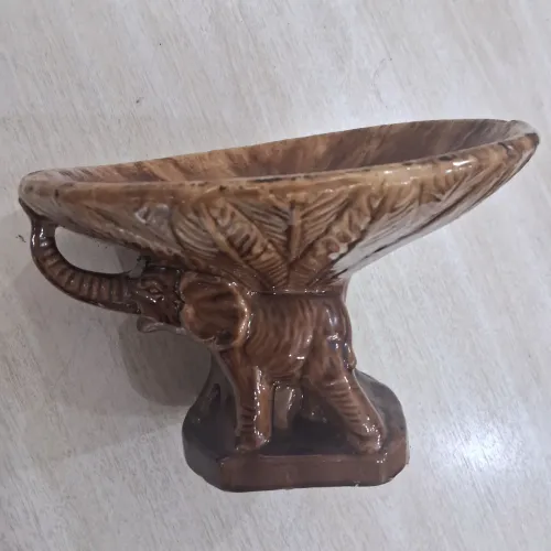 Fruteira de cerâmica esmaltada com escultura de elefante