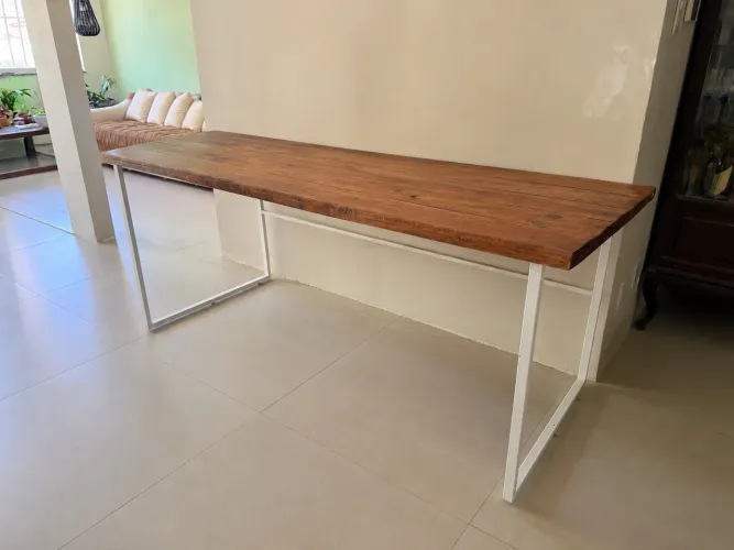 Mesa industrial com tampo de madeira