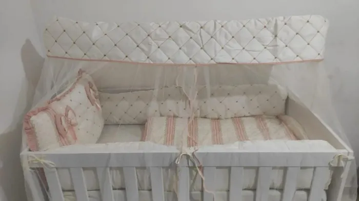 Berço que vira cama, acompanha colchão.