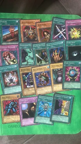 19 Cartas antigas e diferentes de YuGiOH