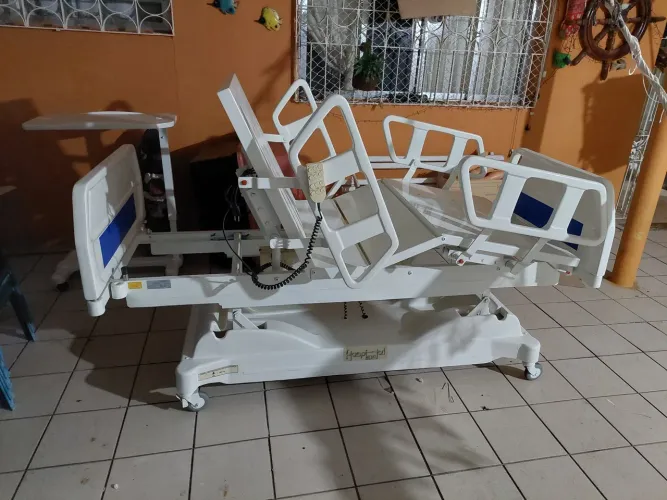 Cama hospitalar articulada elétrica 8 proclive.