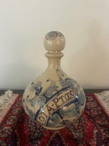 Garrafa antiga vintage em faiança portuguesa