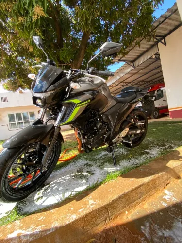 Moto FZ25 2025 único dono em perfeitos cuidados 