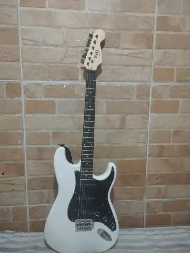 Guitarra konig, amplificador aroma e pedal clube baby