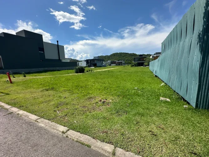 Terreno com 300m2 no Reserva da Pedra